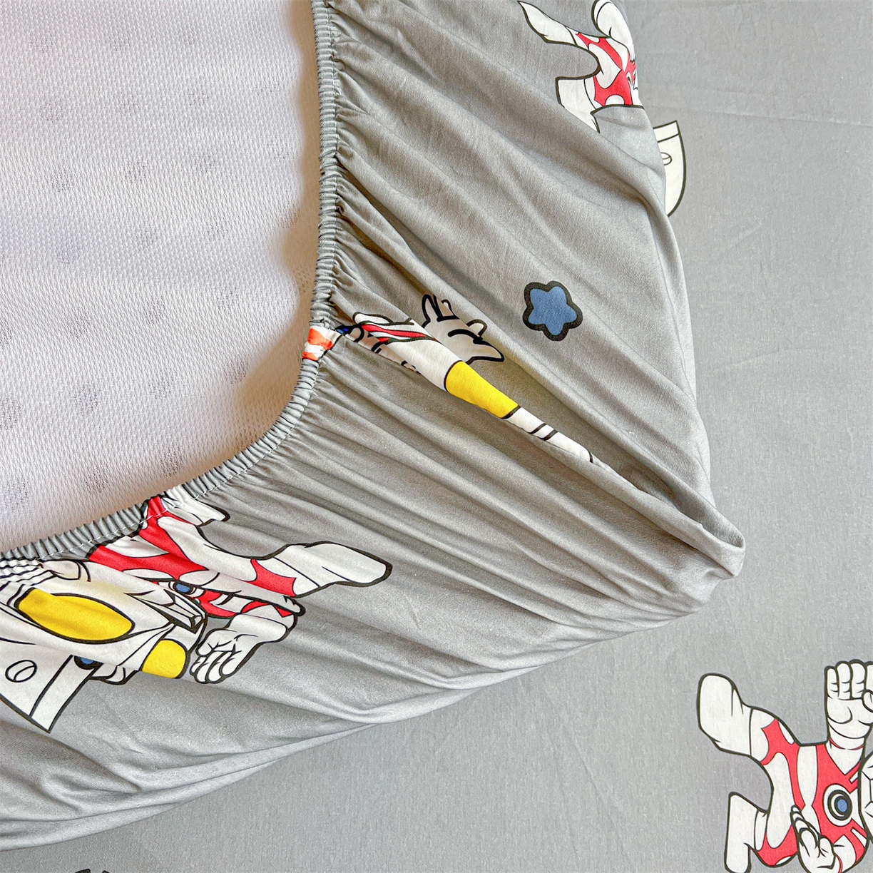 91家纺网 家纺一手货源 找家纺 名兮家居 2025-奥特曼-三丽鸥全棉13372学生床上下铺床笠【含防伪标】 宇宙小分队