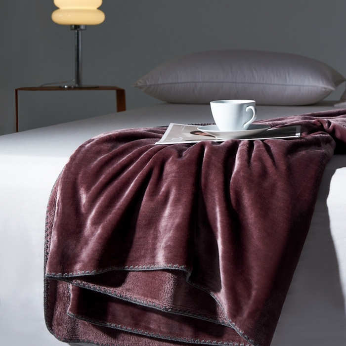 91家纺网 家纺一手货源 找家纺 馨米莱家纺2025新款贝壳边牛奶绒毛毯 豆沙色