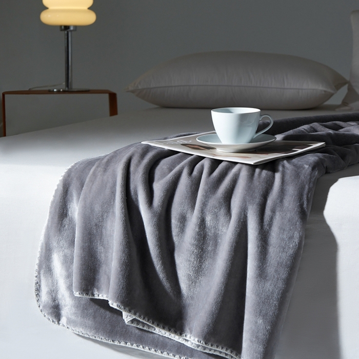 91家纺网 家纺一手货源 找家纺 馨米莱家纺2025新款贝壳边牛奶绒毛毯 高级灰
