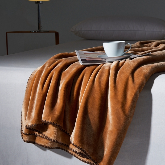 91家纺网 家纺一手货源 找家纺 馨米莱家纺2025新款贝壳边牛奶绒毛毯 卡其驼