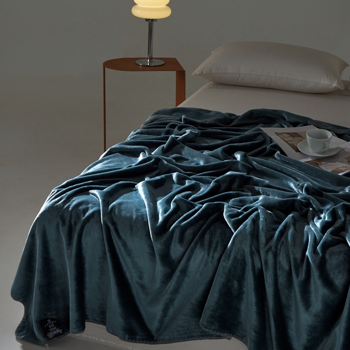 91家纺网 家纺一手货源 找家纺 馨米莱家纺2025新款贝壳边牛奶绒毛毯 墨绿色