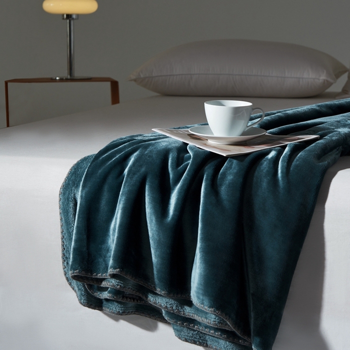 91家纺网 家纺一手货源 找家纺 馨米莱家纺2025新款贝壳边牛奶绒毛毯 墨绿色