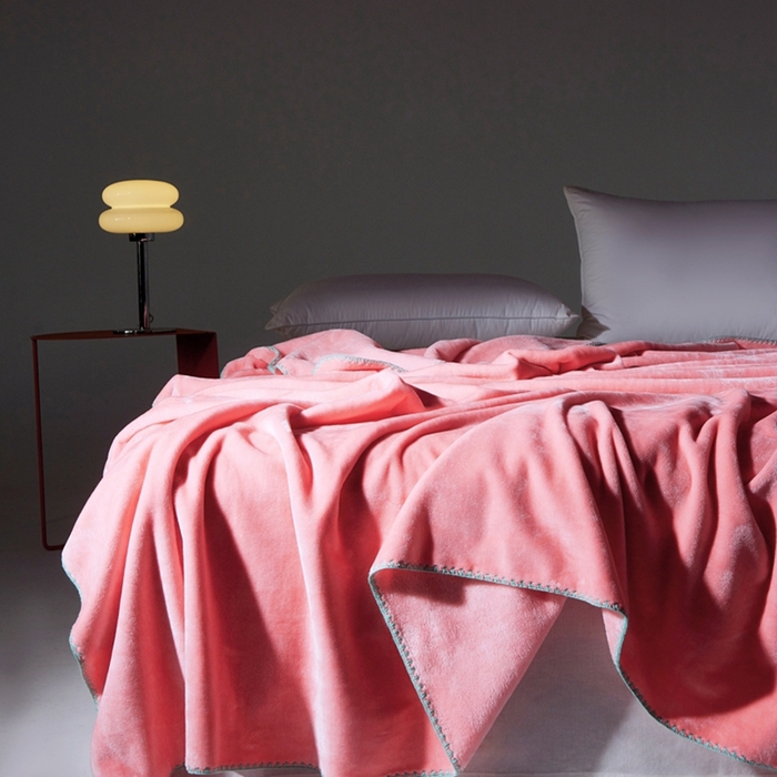 91家纺网 家纺一手货源 找家纺 馨米莱家纺2025新款贝壳边牛奶绒毛毯 樱花粉