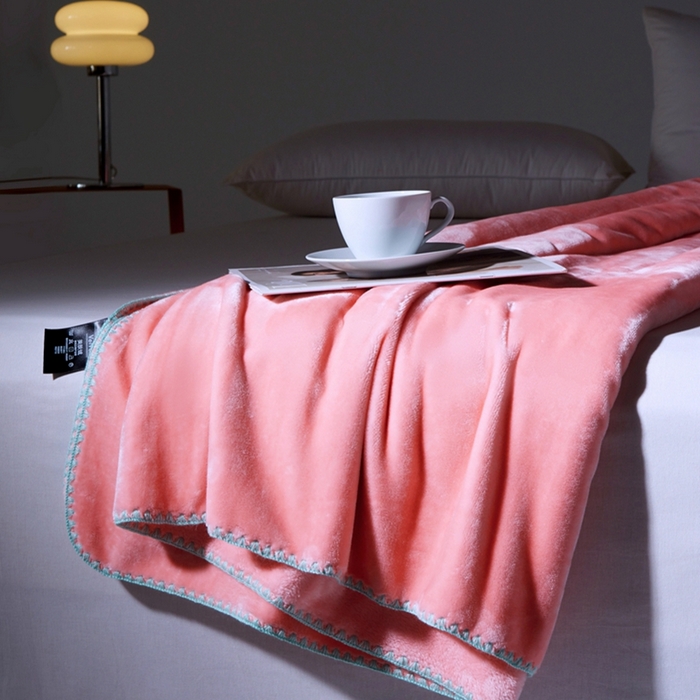 91家纺网 家纺一手货源 找家纺 馨米莱家纺2025新款贝壳边牛奶绒毛毯 樱花粉