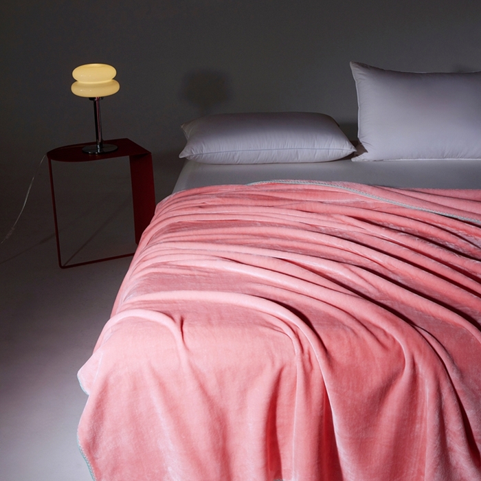 91家纺网 家纺一手货源 找家纺 馨米莱家纺2025新款贝壳边牛奶绒毛毯 樱花粉