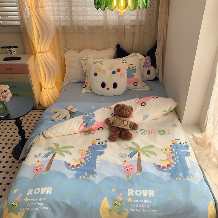 91家纺网 家纺一手货源 找家纺 莱豫家纺 2025春夏新款学生季全棉纯棉印花上下铺三件套学生宿舍三件套 度假恐龙