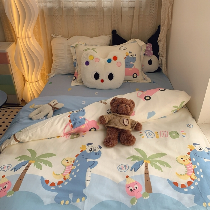 91家纺网 家纺一手货源 找家纺 莱豫家纺 2025春夏新款学生季全棉纯棉印花上下铺三件套学生宿舍三件套 度假恐龙