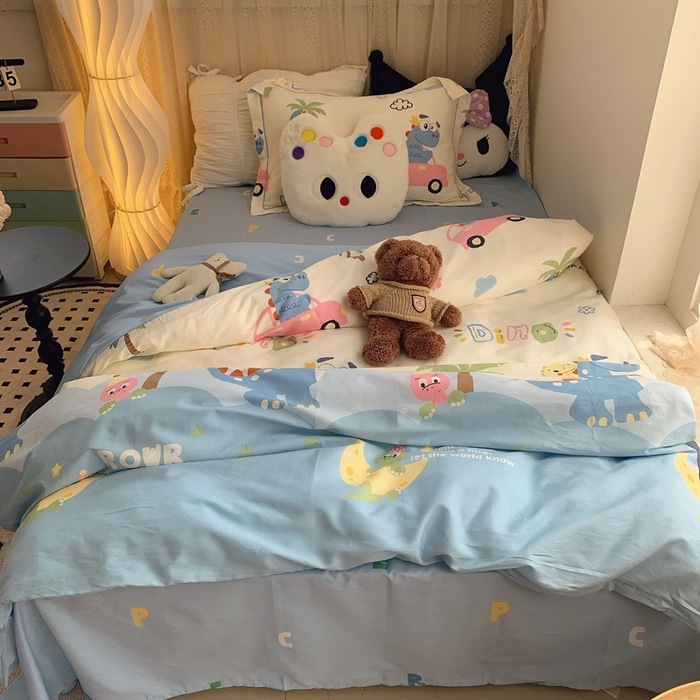 91家纺网 家纺一手货源 找家纺 莱豫家纺 2025春夏新款学生季全棉纯棉印花上下铺三件套学生宿舍三件套 度假恐龙