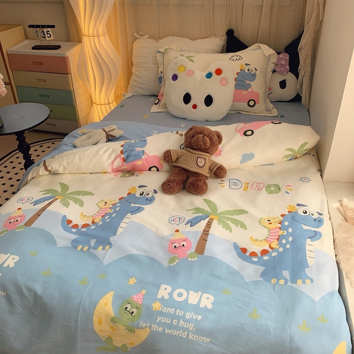 91家纺网 家纺一手货源 找家纺 莱豫家纺 2025春夏新款学生季全棉纯棉印花上下铺三件套学生宿舍三件套 度假恐龙