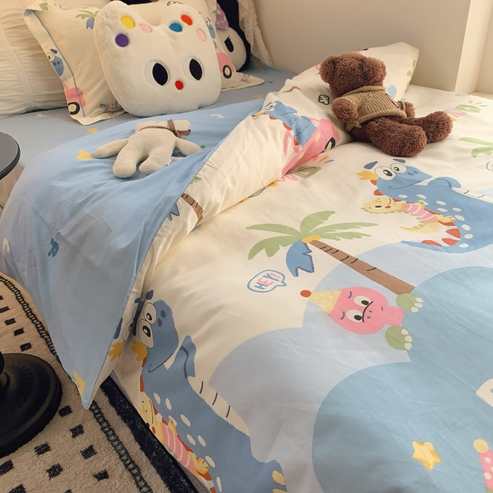 91家纺网 家纺一手货源 找家纺 莱豫家纺 2025春夏新款学生季全棉纯棉印花上下铺三件套学生宿舍三件套 度假恐龙