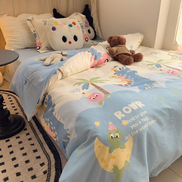 91家纺网 家纺一手货源 找家纺 莱豫家纺 2025春夏新款学生季全棉纯棉印花上下铺三件套学生宿舍三件套 度假恐龙