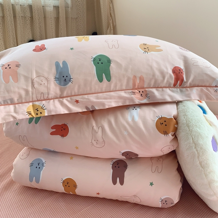 91家纺网 家纺一手货源 找家纺 莱豫家纺 2025春夏新款学生季全棉纯棉印花上下铺三件套学生宿舍三件套 喵星人粉