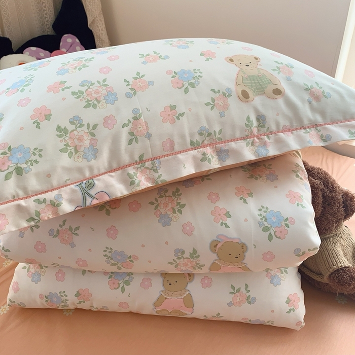 91家纺网 家纺一手货源 找家纺 莱豫家纺 2025春夏新款学生季全棉纯棉印花上下铺三件套学生宿舍三件套 熊熊花语