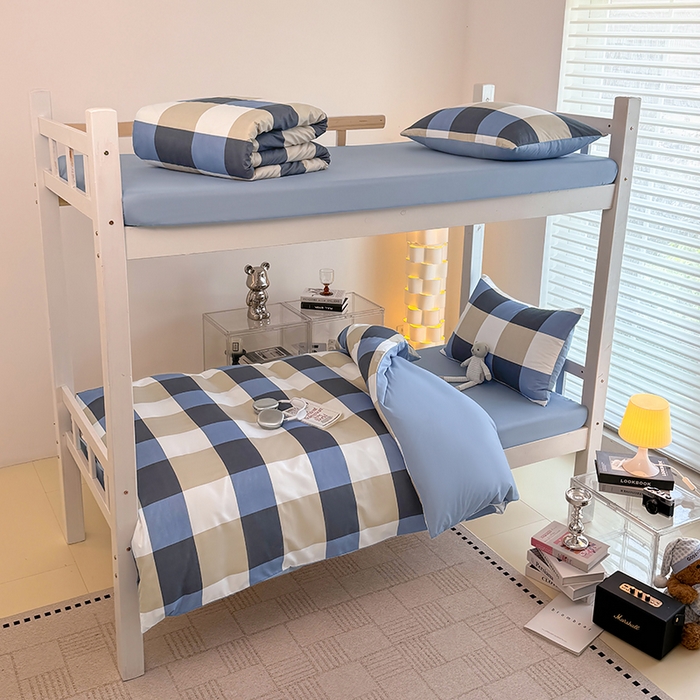 91家纺网 家纺一手货源 找家纺 十一家居2025年新款ins风A类亲肤水洗棉学生宿舍三件套——悸动系列 柏林蓝格+海青蓝