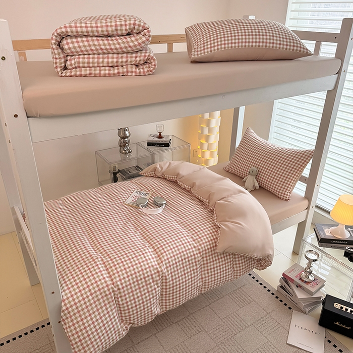 91家纺网 家纺一手货源 找家纺 十一家居2025年新款ins风A类亲肤水洗棉学生宿舍三件套——悸动系列 粉咖小格+粉玉