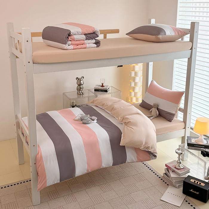 91家纺网 家纺一手货源 找家纺 十一家居2025年新款ins风A类亲肤水洗棉学生宿舍三件套——悸动系列 桃灰格+卡其