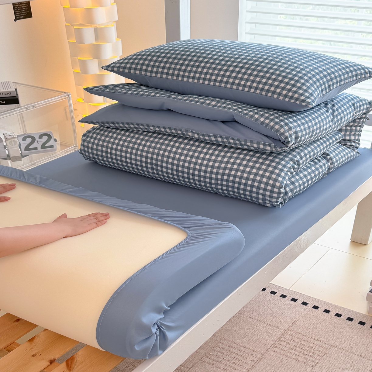 91家纺网 家纺一手货源 找家纺 十一家居2025年新款ins风A类亲肤水洗棉学生宿舍三件套——悸动系列 蓝小格+海青蓝