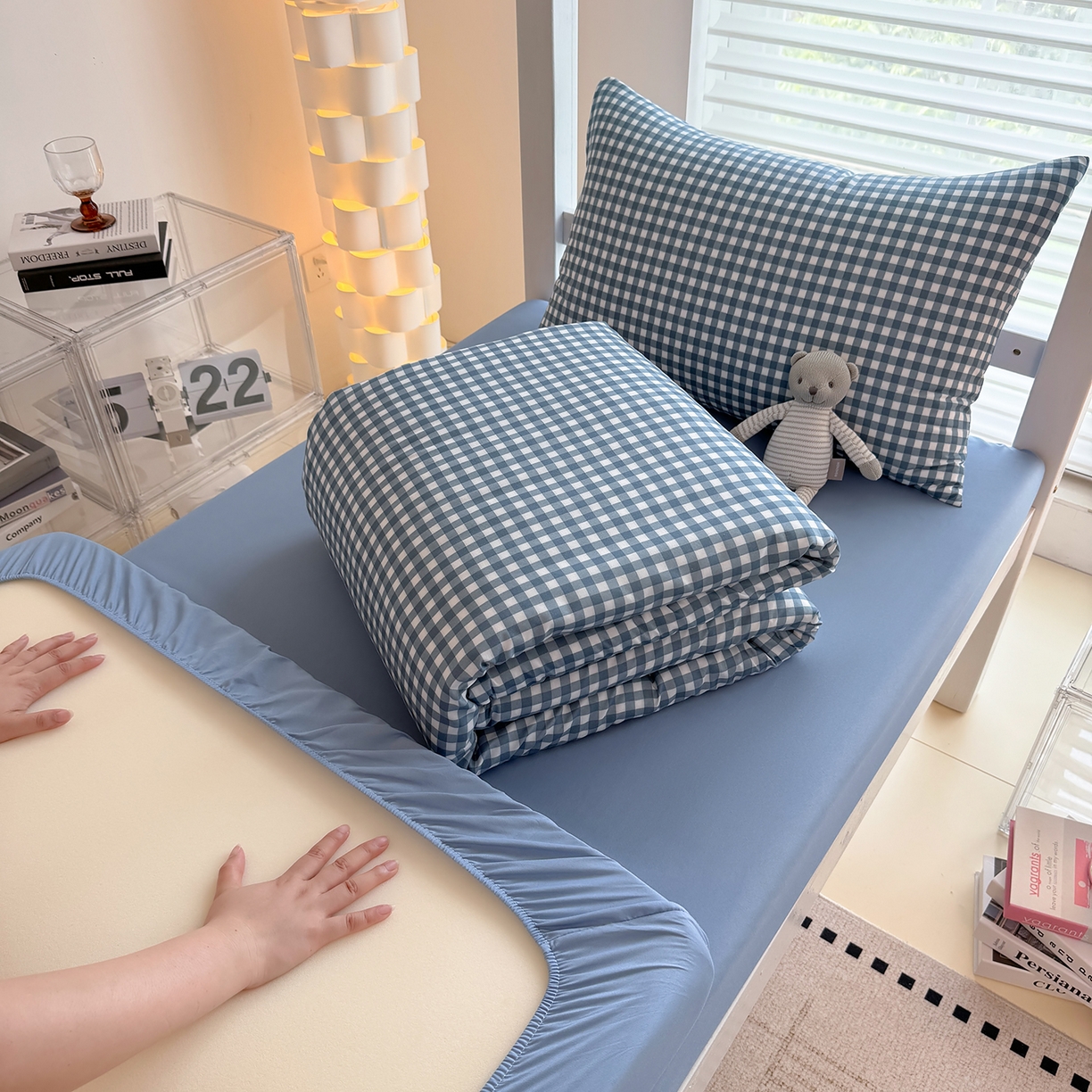 91家纺网 家纺一手货源 找家纺 十一家居2025年新款ins风A类亲肤水洗棉学生宿舍三件套——悸动系列 蓝小格+海青蓝