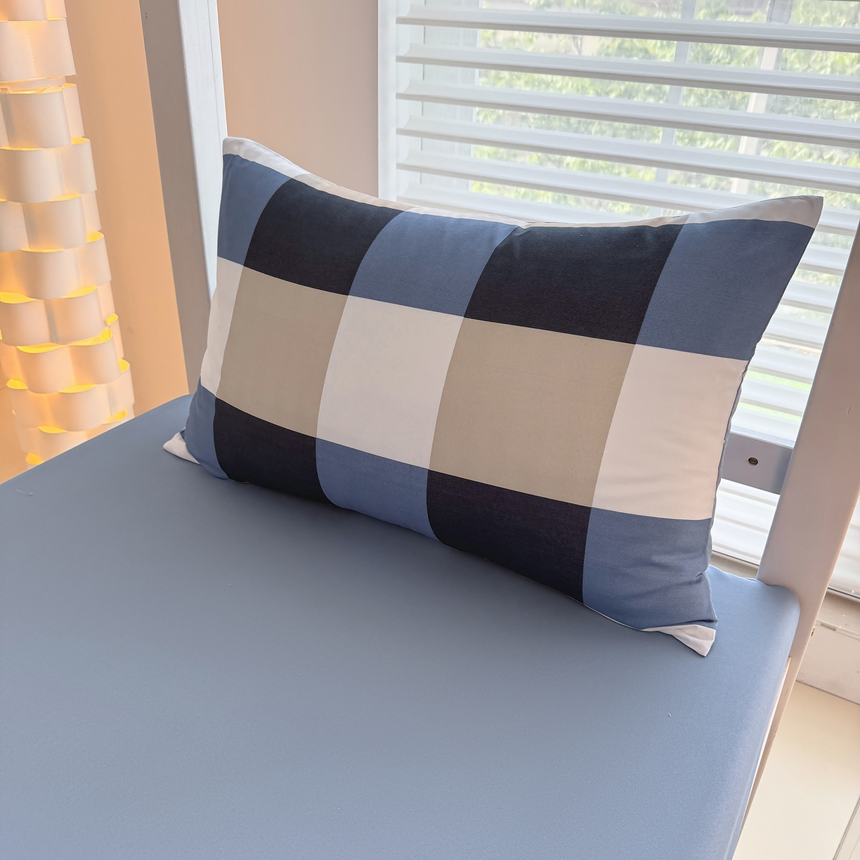 91家纺网 家纺一手货源 找家纺 十一家居2025年新款ins风A类亲肤水洗棉学生宿舍三件套——悸动系列 柏林蓝格+海青蓝