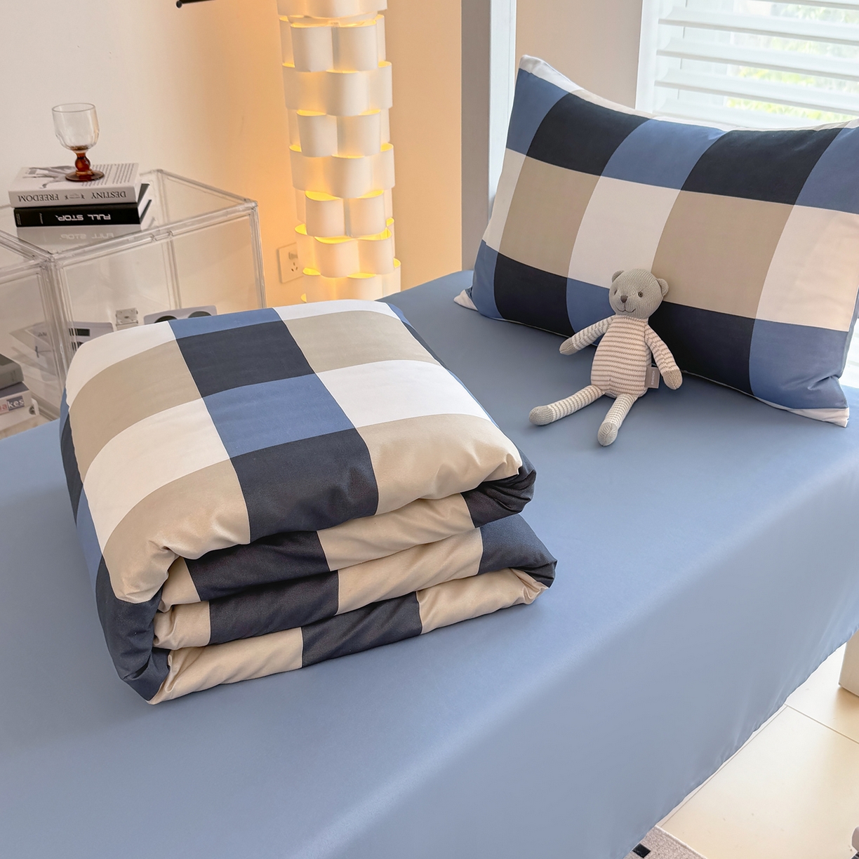 91家纺网 家纺一手货源 找家纺 十一家居2025年新款ins风A类亲肤水洗棉学生宿舍三件套——悸动系列 柏林蓝格+海青蓝