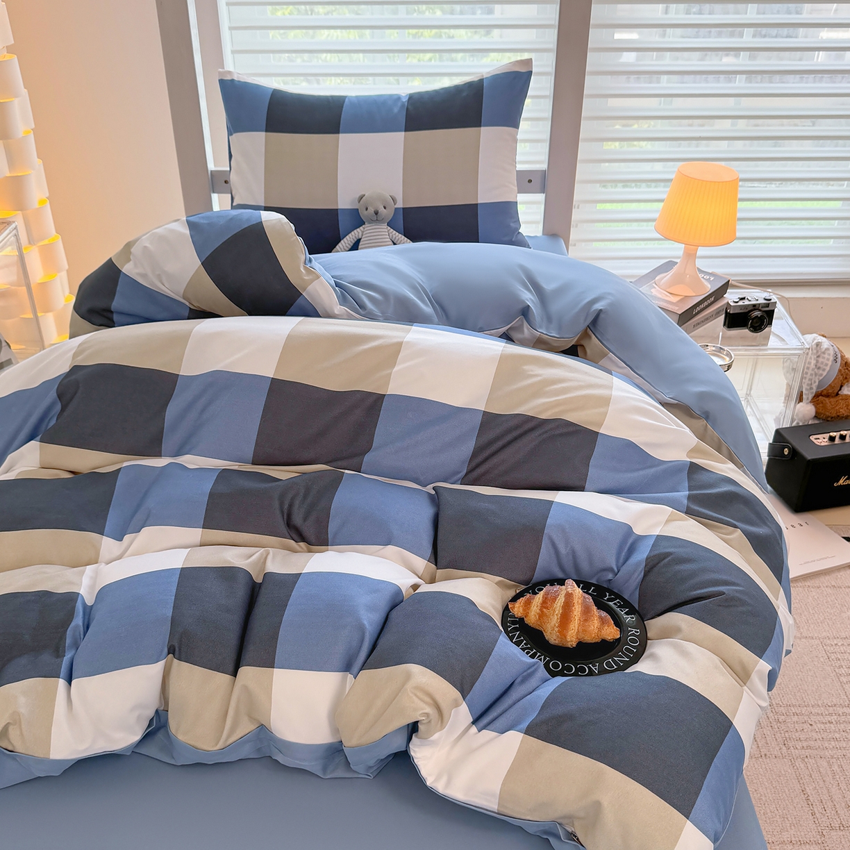 91家纺网 家纺一手货源 找家纺 十一家居2025年新款ins风A类亲肤水洗棉学生宿舍三件套——悸动系列 柏林蓝格+海青蓝