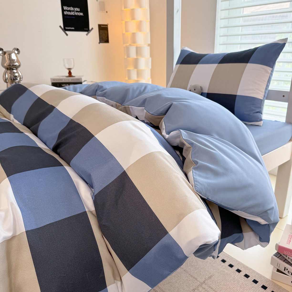 91家纺网 家纺一手货源 找家纺 十一家居2025年新款ins风A类亲肤水洗棉学生宿舍三件套——悸动系列 柏林蓝格+海青蓝