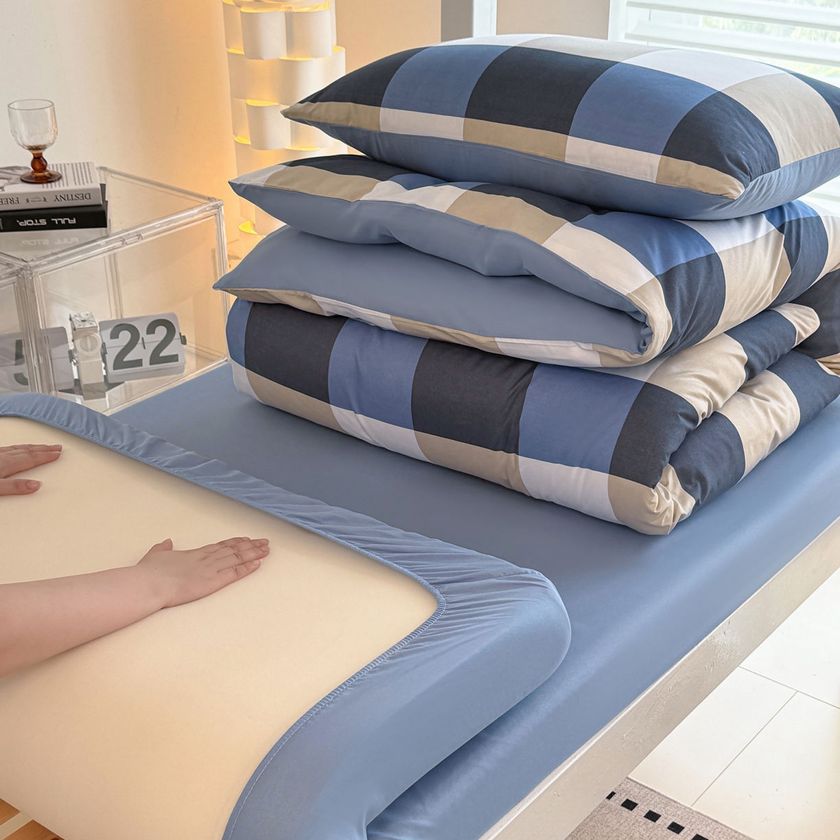 91家纺网 家纺一手货源 找家纺 十一家居2025年新款ins风A类亲肤水洗棉学生宿舍三件套——悸动系列 柏林蓝格+海青蓝