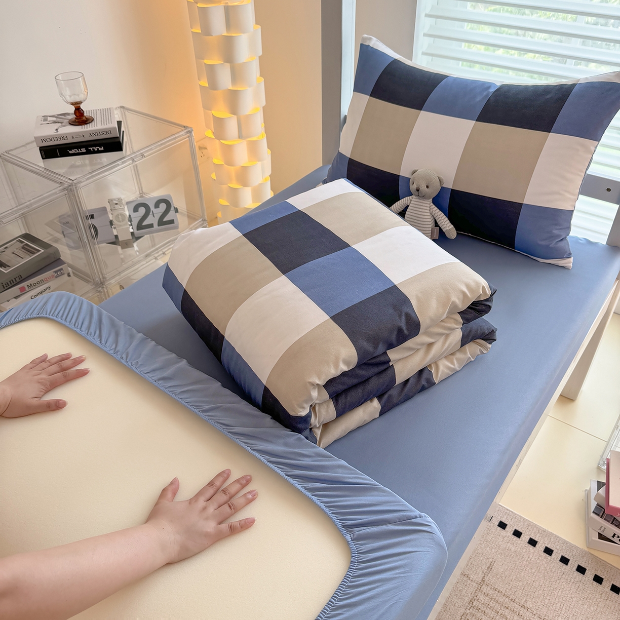 91家纺网 家纺一手货源 找家纺 十一家居2025年新款ins风A类亲肤水洗棉学生宿舍三件套——悸动系列 柏林蓝格+海青蓝