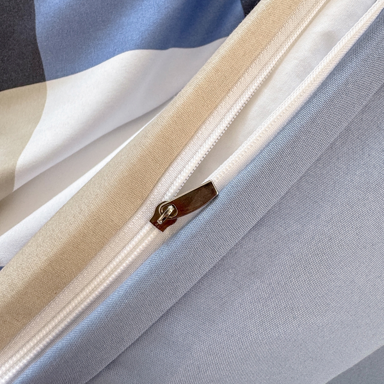 91家纺网 家纺一手货源 找家纺 十一家居2025年新款ins风A类亲肤水洗棉学生宿舍三件套——悸动系列 柏林蓝格+海青蓝