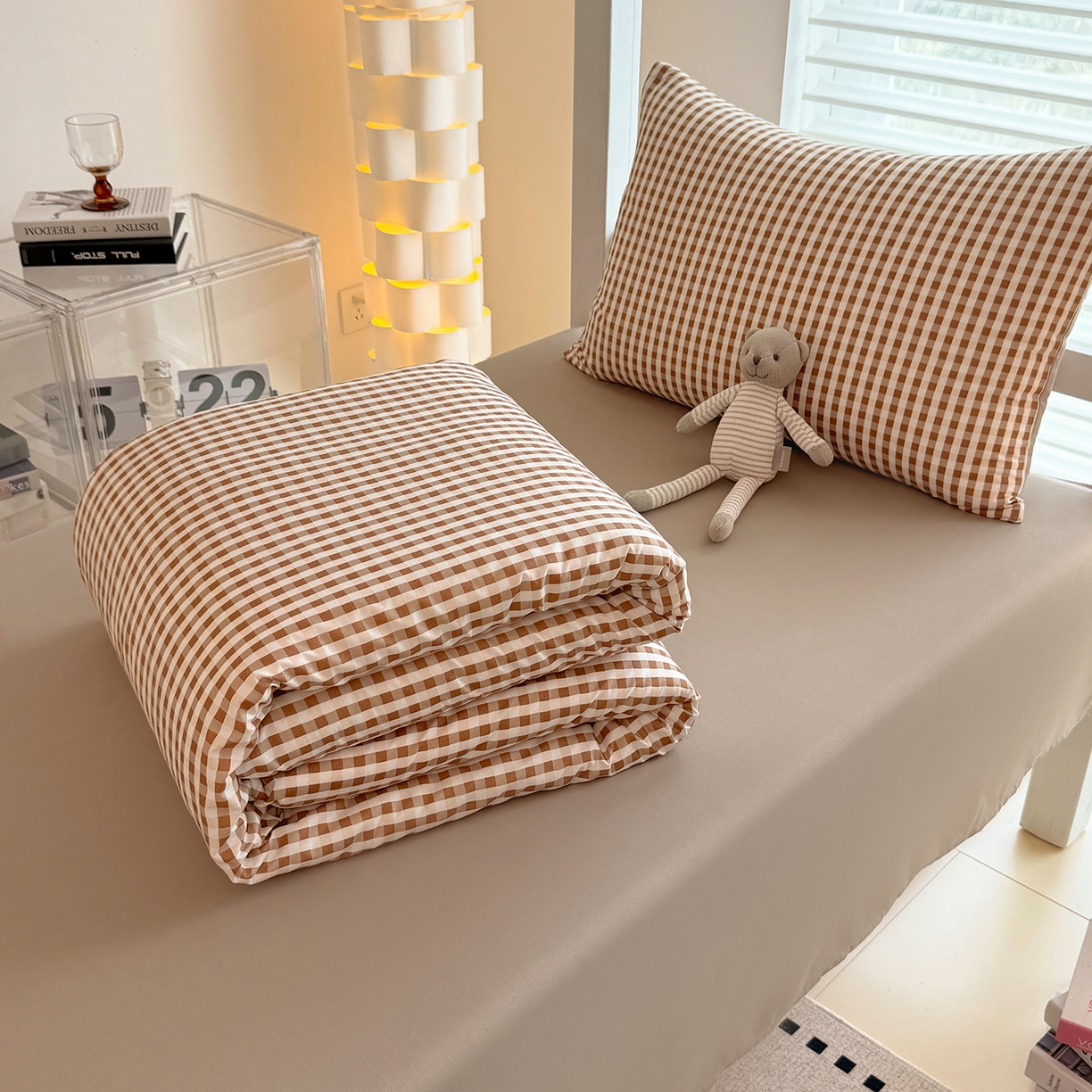 91家纺网 家纺一手货源 找家纺 十一家居2025年新款ins风A类亲肤水洗棉学生宿舍三件套——悸动系列 豆沙小格+粉玉