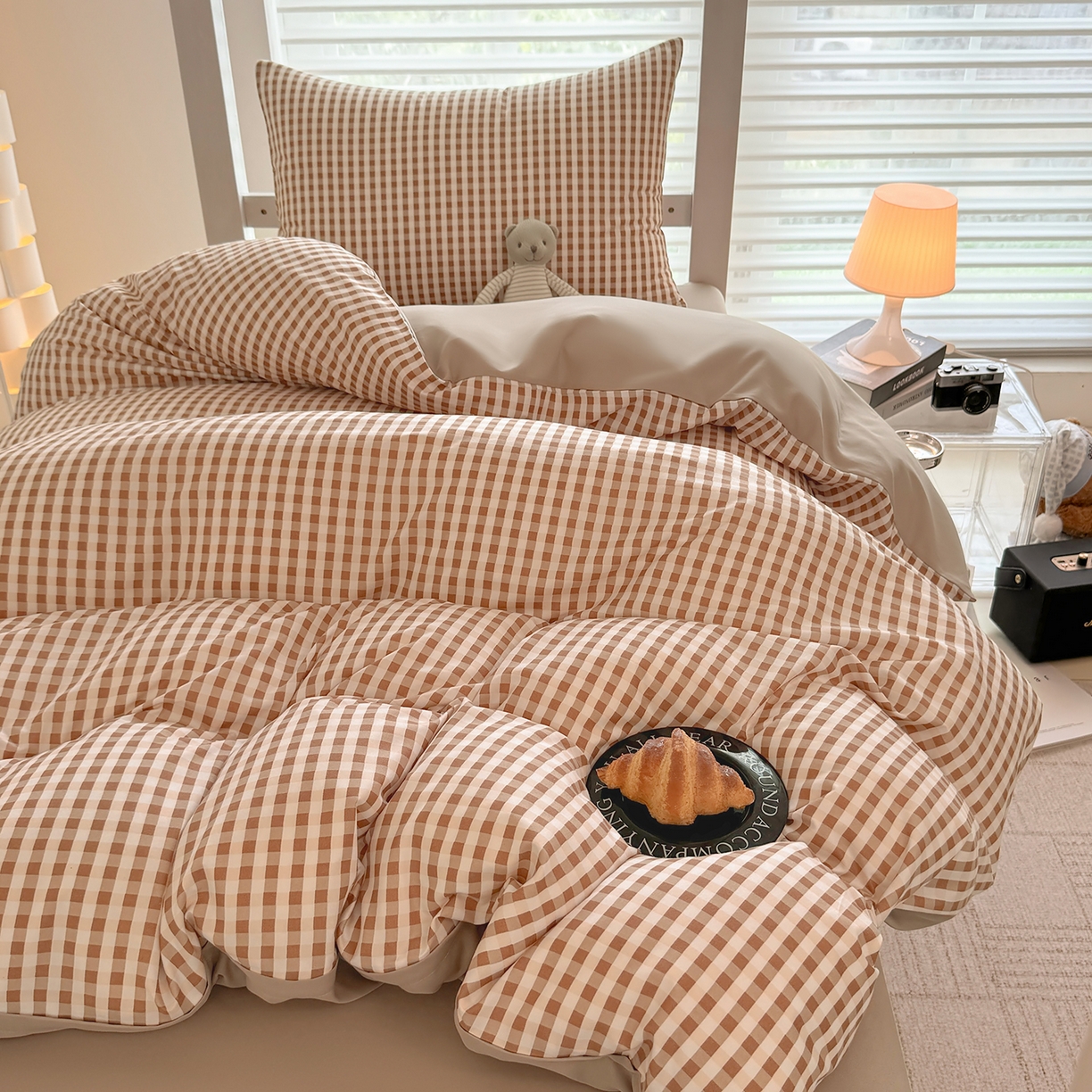 91家纺网 家纺一手货源 找家纺 十一家居2025年新款ins风A类亲肤水洗棉学生宿舍三件套——悸动系列 豆沙小格+粉玉