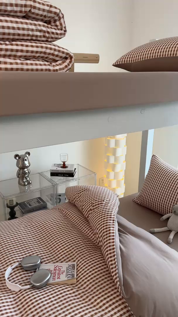 91家纺网 家纺一手货源 找家纺 十一家居2025年新款ins风A类亲肤水洗棉学生宿舍三件套——悸动系列 豆沙小格+粉玉