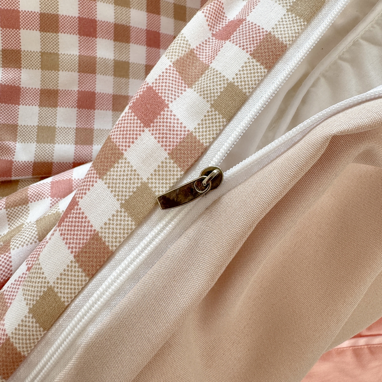 91家纺网 家纺一手货源 找家纺 十一家居2025年新款ins风A类亲肤水洗棉学生宿舍三件套——悸动系列 粉咖小格+粉玉