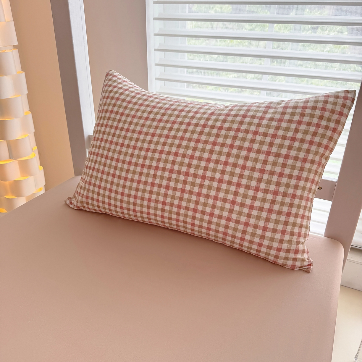 91家纺网 家纺一手货源 找家纺 十一家居2025年新款ins风A类亲肤水洗棉学生宿舍三件套——悸动系列 粉咖小格+粉玉