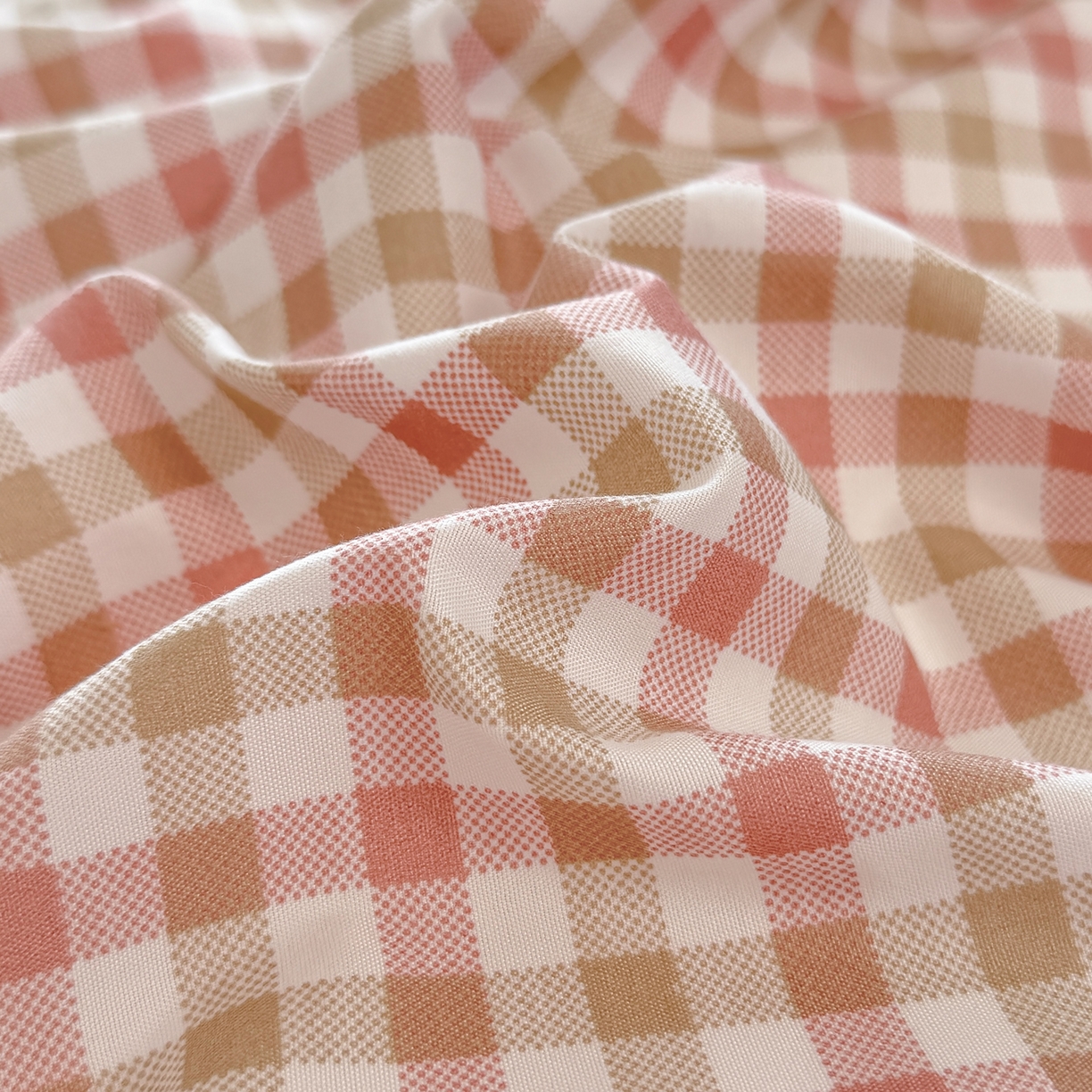 91家纺网 家纺一手货源 找家纺 十一家居2025年新款ins风A类亲肤水洗棉学生宿舍三件套——悸动系列 粉咖小格+粉玉