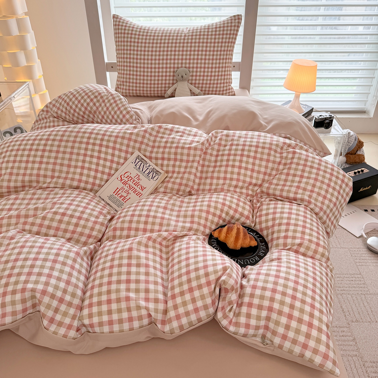 91家纺网 家纺一手货源 找家纺 十一家居2025年新款ins风A类亲肤水洗棉学生宿舍三件套——悸动系列 粉咖小格+粉玉