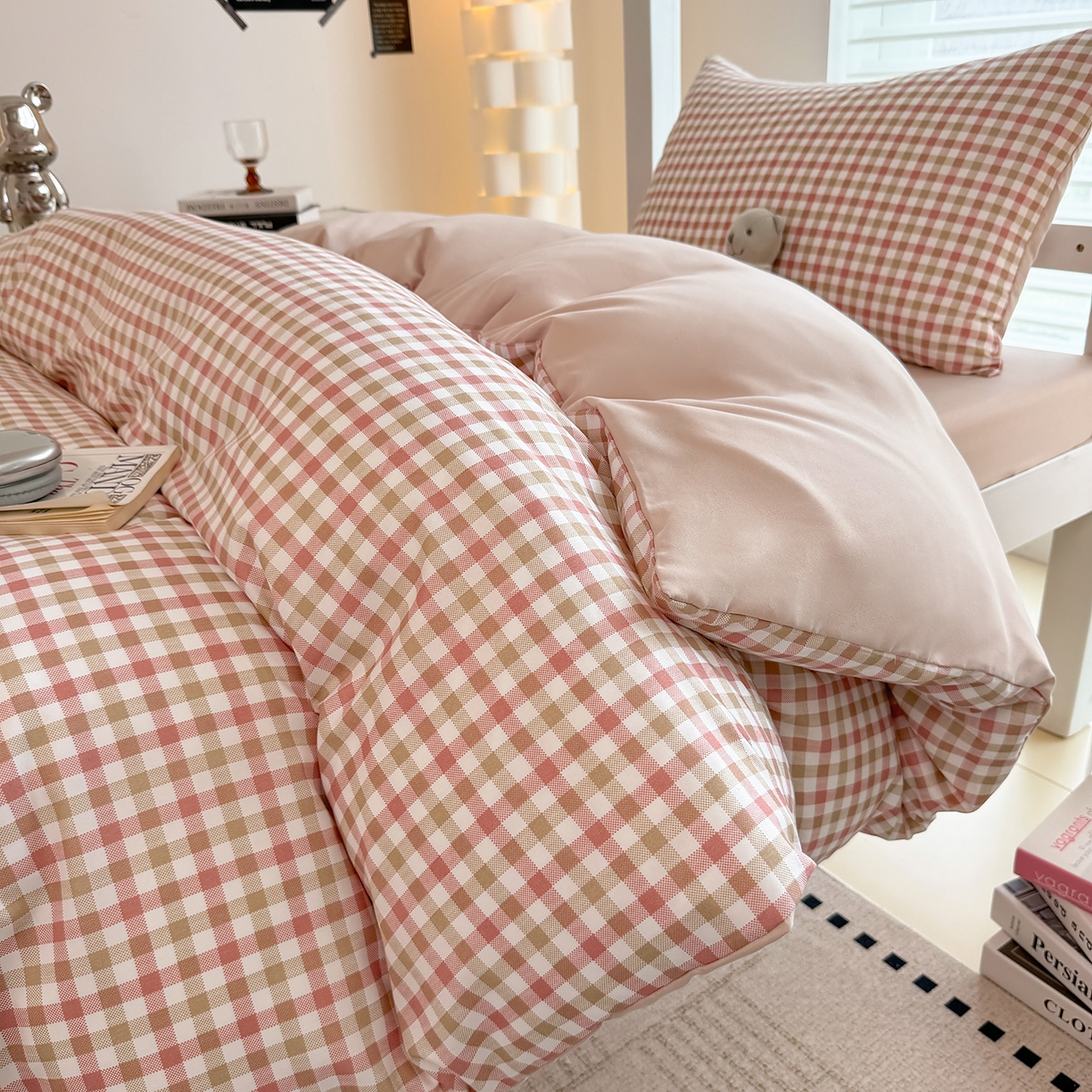 91家纺网 家纺一手货源 找家纺 十一家居2025年新款ins风A类亲肤水洗棉学生宿舍三件套——悸动系列 粉咖小格+粉玉