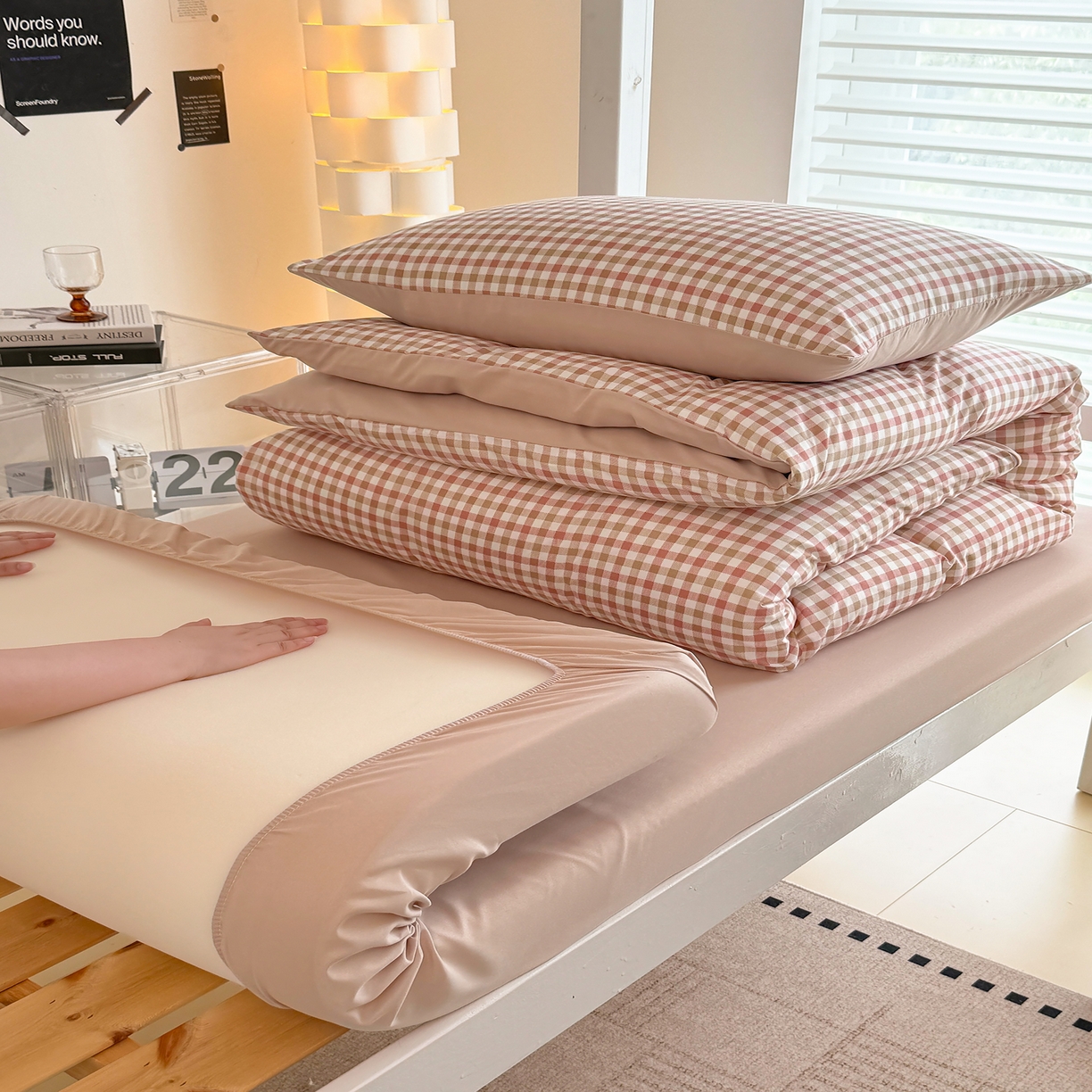 91家纺网 家纺一手货源 找家纺 十一家居2025年新款ins风A类亲肤水洗棉学生宿舍三件套——悸动系列 粉咖小格+粉玉