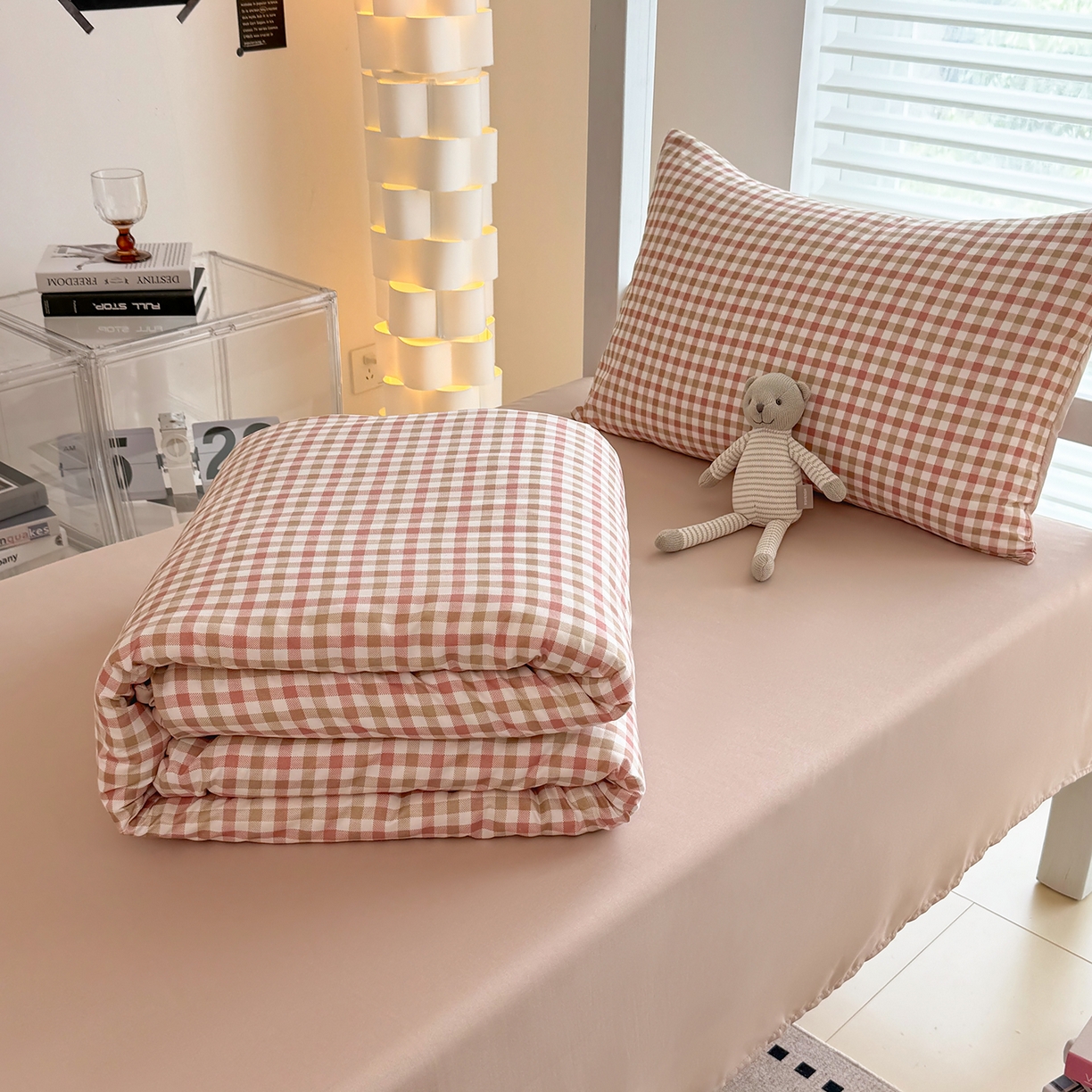 91家纺网 家纺一手货源 找家纺 十一家居2025年新款ins风A类亲肤水洗棉学生宿舍三件套——悸动系列 粉咖小格+粉玉
