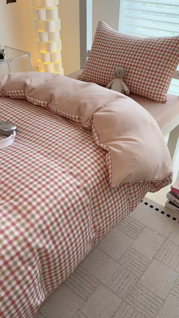 91家纺网 家纺一手货源 找家纺 十一家居2025年新款ins风A类亲肤水洗棉学生宿舍三件套——悸动系列 粉咖小格+粉玉