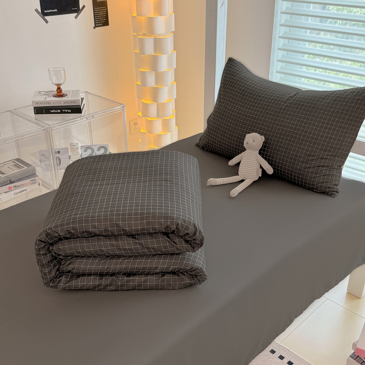 91家纺网 家纺一手货源 找家纺 十一家居2025年新款ins风A类亲肤水洗棉学生宿舍三件套——悸动系列 黑小格+铅灰