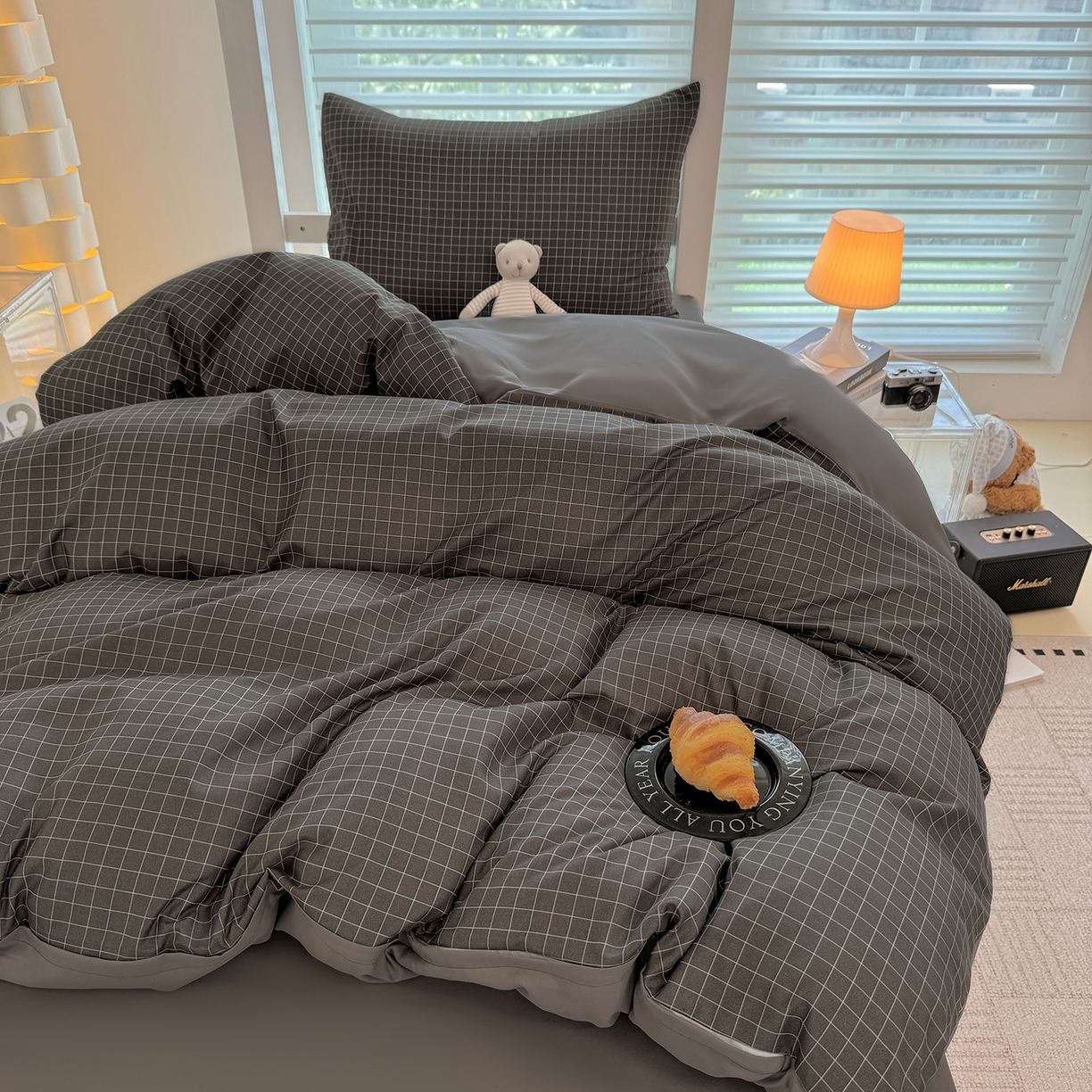 91家纺网 家纺一手货源 找家纺 十一家居2025年新款ins风A类亲肤水洗棉学生宿舍三件套——悸动系列 黑小格+铅灰