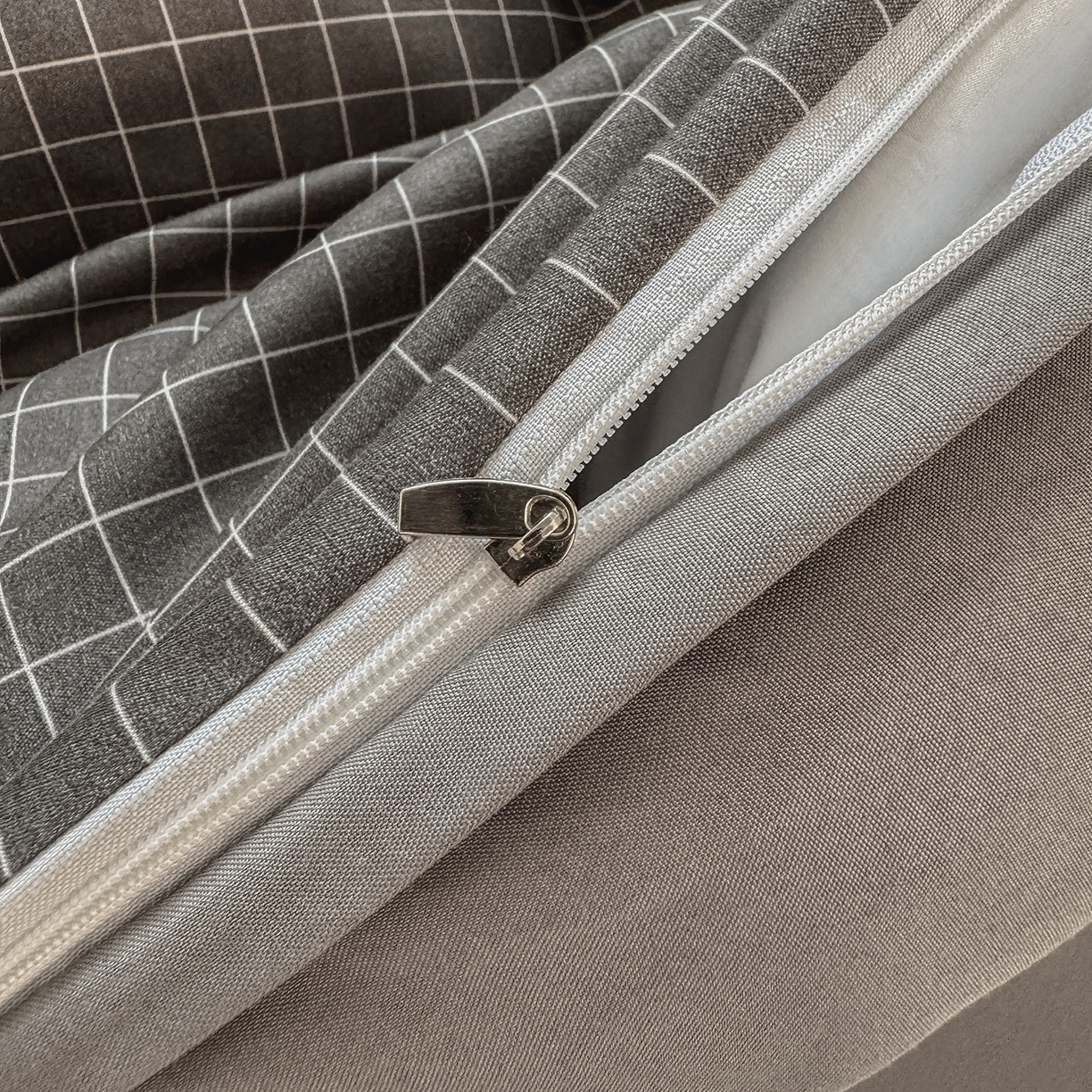 91家纺网 家纺一手货源 找家纺 十一家居2025年新款ins风A类亲肤水洗棉学生宿舍三件套——悸动系列 黑小格+铅灰