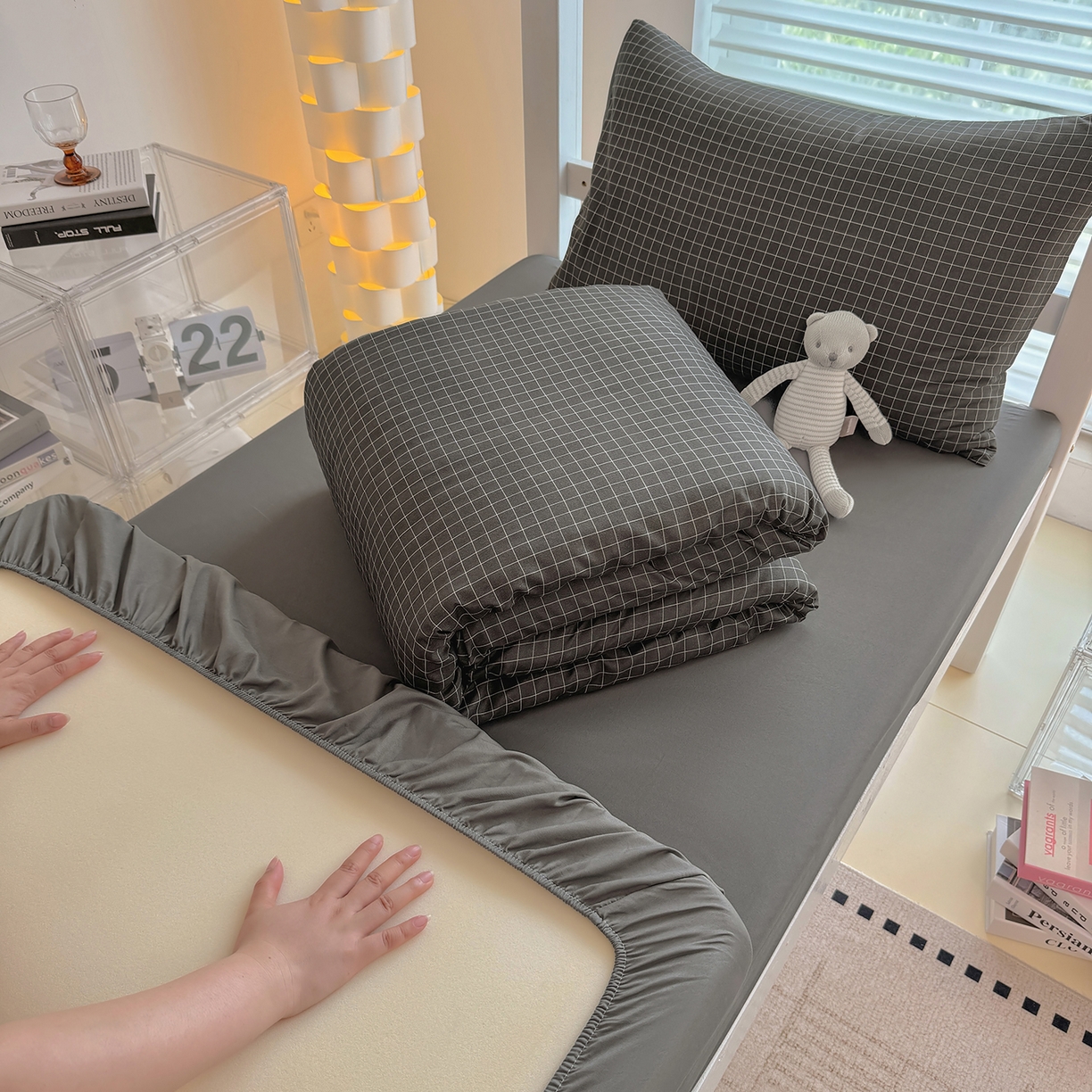 91家纺网 家纺一手货源 找家纺 十一家居2025年新款ins风A类亲肤水洗棉学生宿舍三件套——悸动系列 黑小格+铅灰