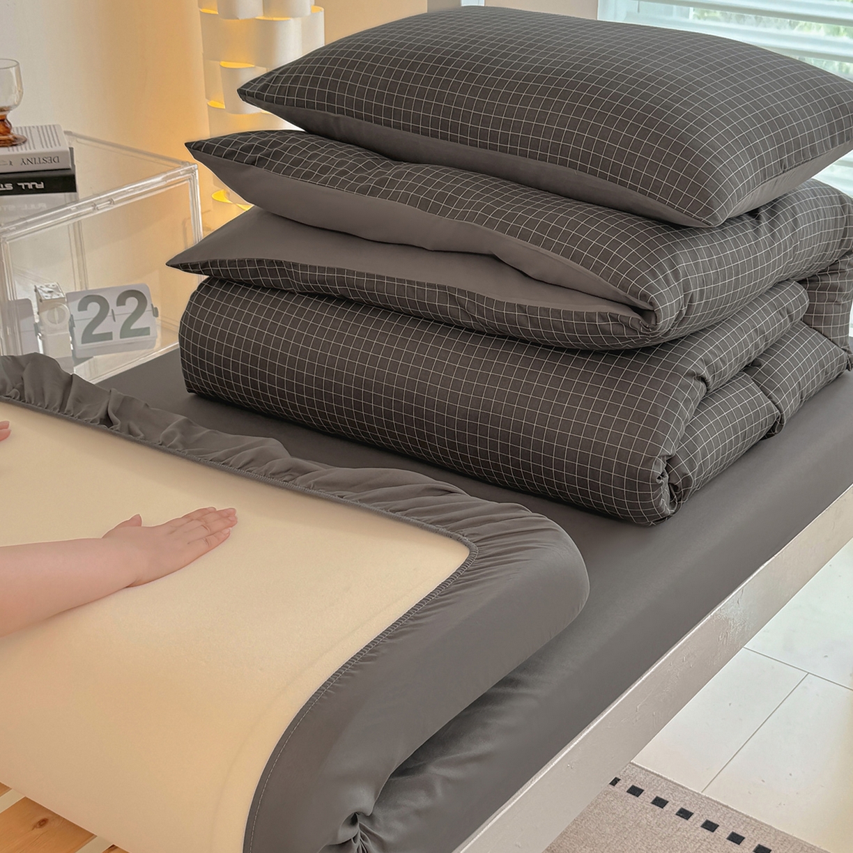 91家纺网 家纺一手货源 找家纺 十一家居2025年新款ins风A类亲肤水洗棉学生宿舍三件套——悸动系列 黑小格+铅灰