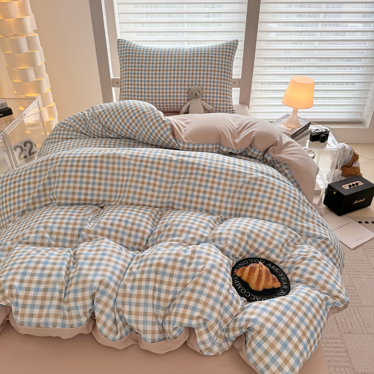 91家纺网 家纺一手货源 找家纺 十一家居2025年新款ins风A类亲肤水洗棉学生宿舍三件套——悸动系列 蓝咖小格+咖色