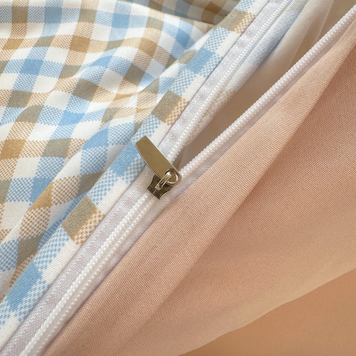 91家纺网 家纺一手货源 找家纺 十一家居2025年新款ins风A类亲肤水洗棉学生宿舍三件套——悸动系列 蓝咖小格+咖色