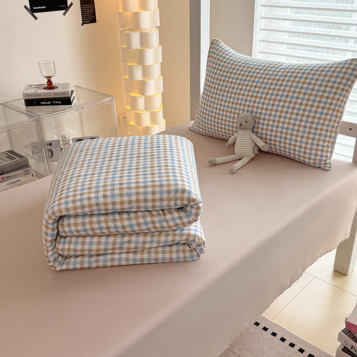 91家纺网 家纺一手货源 找家纺 十一家居2025年新款ins风A类亲肤水洗棉学生宿舍三件套——悸动系列 蓝咖小格+咖色