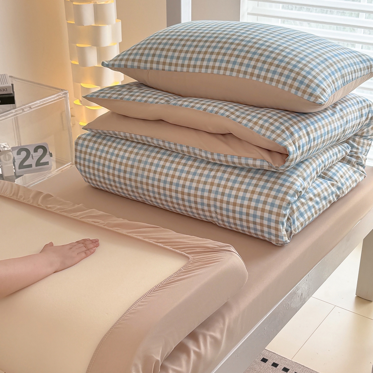 91家纺网 家纺一手货源 找家纺 十一家居2025年新款ins风A类亲肤水洗棉学生宿舍三件套——悸动系列 蓝咖小格+咖色