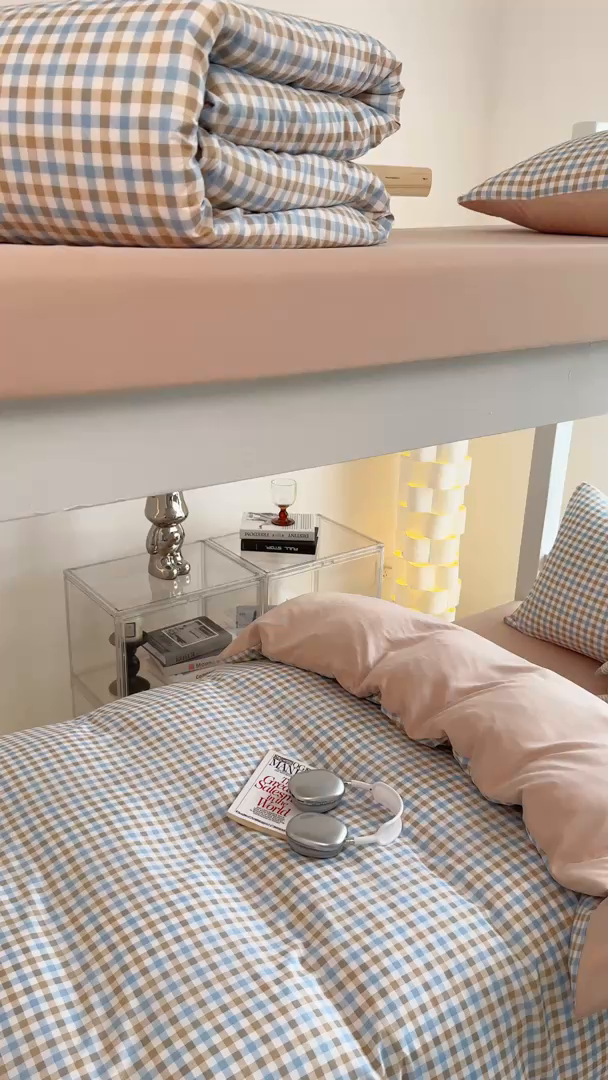 91家纺网 家纺一手货源 找家纺 十一家居2025年新款ins风A类亲肤水洗棉学生宿舍三件套——悸动系列 蓝咖小格+咖色